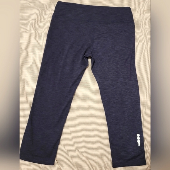 Bench Crop Leggings - Picture 2 of 3